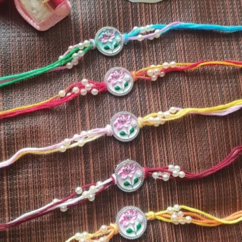 Flower moti rakhi 473